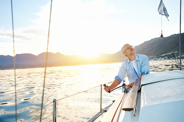 Naklejka premium sunrise sailing boat