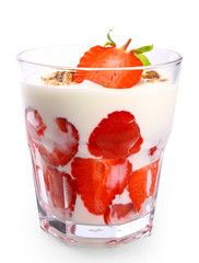 Frische, rote Erdbeeren mit weißer Joghurt im Glas, isoliert