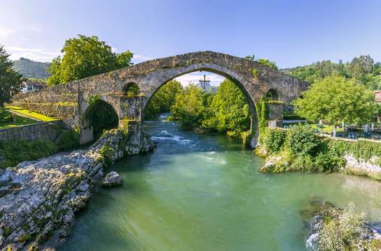 Fototapeta Roman stone bridge in Cangas de Onis