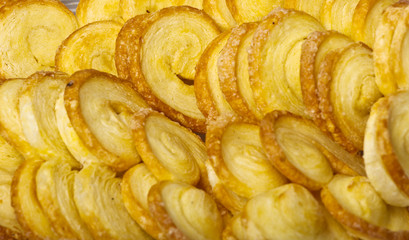 Knot-shape biscuits