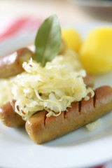 Sojawürstchen mit Sauerkraut