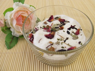 Selbstgemachtes Milchbad mit Blüten