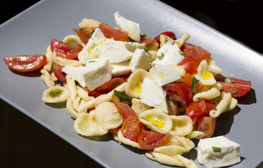 Orecchiette pomodoro e mozzarella