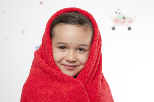 Ni&ntilde;a con toalla roja