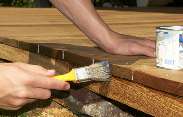 Holzterrasse streichen