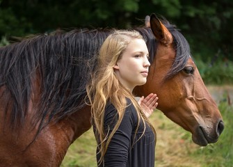 Mädchen mit Araberstute / Girl with Arabian mare