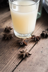 Glas mit Pastis © Ezio Gutzemberg