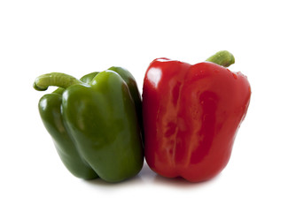 poivrons rouge et vert sur fond blanc