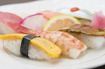 握り寿司盛り合わせクローズアップ-1