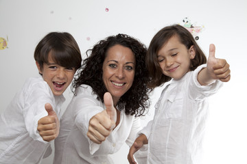 Familia con gesto OK
