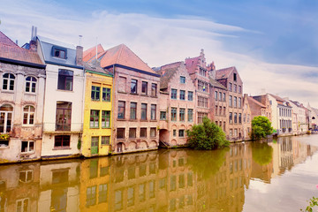 Fototapeta na wymiar Kanał w centrum Gandawie w Belgii