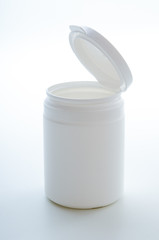 Geöffnete weiße Kunststoffdose