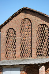 fienile con gelosie in mattoni © tommicris
