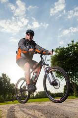 Obraz premium fahrradfahrer in der abendsonne