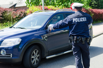 polizist bei verkehrskontrolle