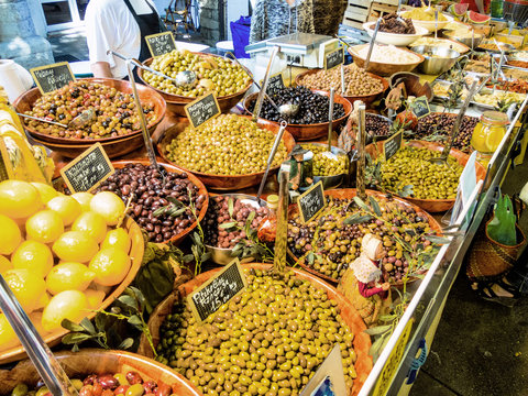Auswahl an Oliven auf einem Markt