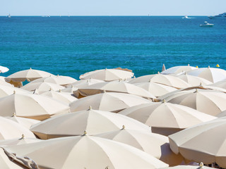 Viele Sonnenschirme am Strand