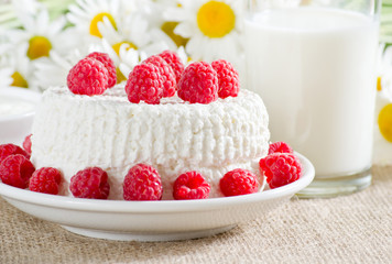 Cottage cheese with raspberries and milk