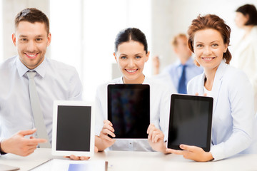 Fototapeta na wymiar business team showing tablet pcs in office