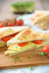 Herzhaft belegte Toasts