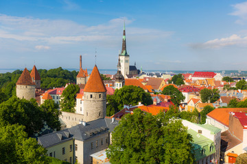 Obraz premium Panoramiczny widok na Tallin z zamku