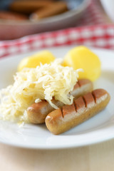 Tofuwürstchen mit Kartoffeln und Sauerkraut