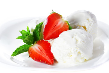 Vanilla ice cream  with mint and strawberries