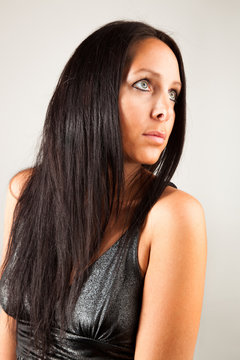Portrait von schöner Frau mit schwarzem Haar