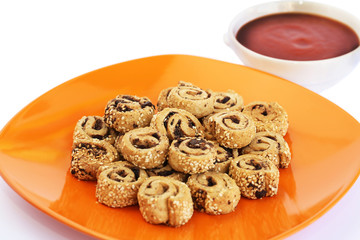 Rusks with sesame seeds, olives and sauce