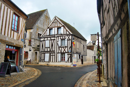 Maison d'angle à colombages provins france