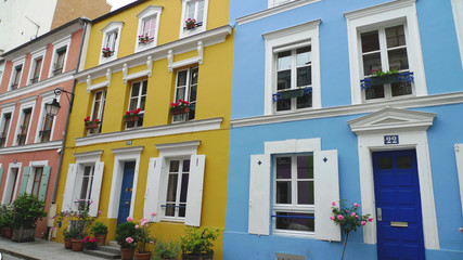 Allée de maisons colorées à Paris
