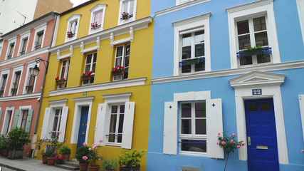 Obraz premium Allée de maisons colorées à Paris
