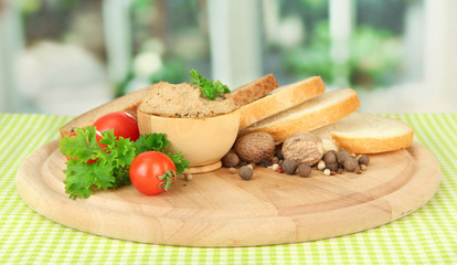 Composition of fresh pate, tomatoes and bread,