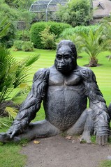 Fototapeta na wymiar Sculpture of a gorilla.
