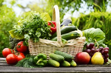 Foto op Plexiglas Verse biologische groenten in rieten mand in de tuin © monticellllo