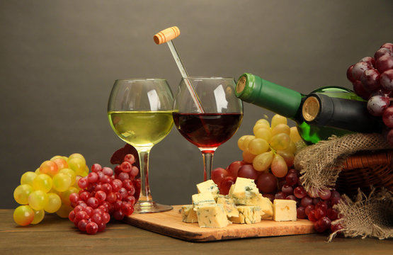 Composition with wine, blue cheese and grape