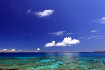 Fototapeta premium Piękna plaża Kerama i letnie niebo