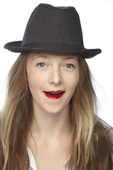 Frau mit Hut und starker Mimik