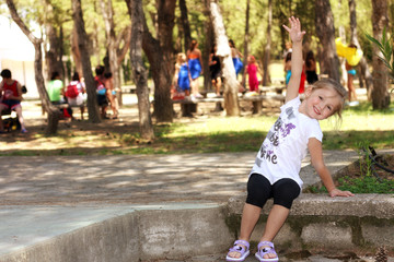 Bambina gioca felice al grest estivo