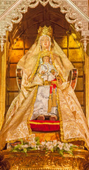 Obraz premium Madrid - Statue of Madonna in traditional dress