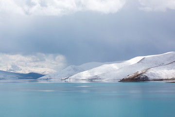 Fototapeta na wymiar Yamdrok lake in Tibet