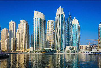 Fototapeta na wymiar Wysoki wzrost budynków i ulic w Dubaju, w Zjednoczonych Emiratach Arabskich