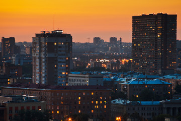 Fototapeta na wymiar jasny żółty słońca w wielkim mieście