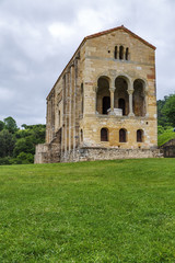 Fototapeta na wymiar Kościół Santa Maria del Naranco