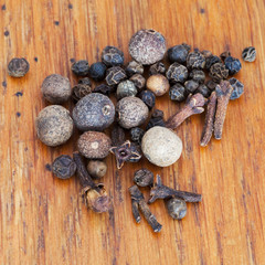 black peppers, allspices and cloves spicies