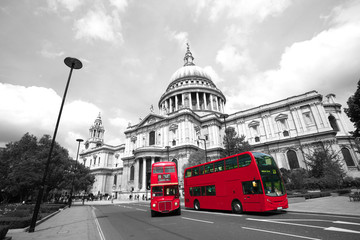 Fototapeta na wymiar Londyn Routemaster Bus, Katedra Świętego Pawła