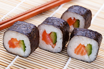 Fototapety  Pyszne świeże rolki sushi na macie