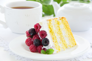 Sponge cake with cream and raspberries.
