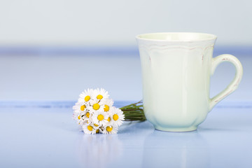kaffeepott mit gänseblümchen