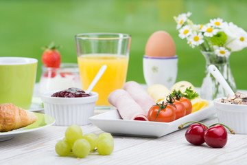 frühstück mit obst und aufschnitt